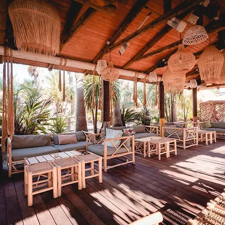 Kon Tiki Resort *